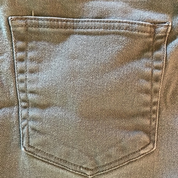 Bill Blass Stretch khaki shorts! Perfect for Spring and Summer. Versatile. - Picture 4 of 5